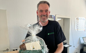 Fabian mit einem Geschenkekorb