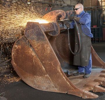 Modification of the quick-change mounting of a backhoe bucket