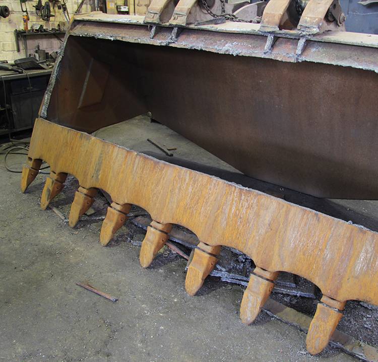 Refurbishment of a CAT 980 wheel loader shovel: before